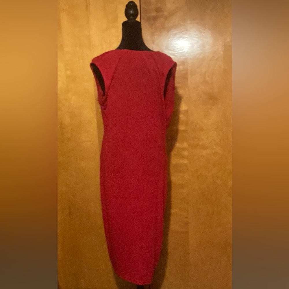 The Pyramid Collection Large Red Ruched Midi Dress - Picture 4 of 4